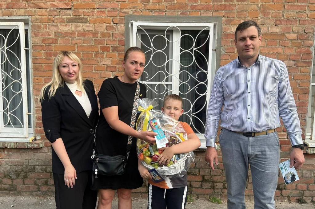 Павел Кузьмин передал подарки детям, потерявшим отца в зоне СВО 
