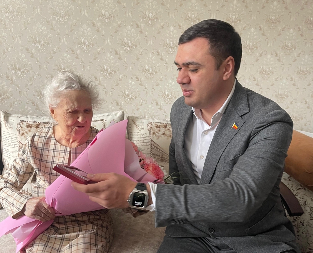 Раджив Мирзалиев вручил юбилейную медаль в честь 80-летия Победы в Великой Отечественной войне 