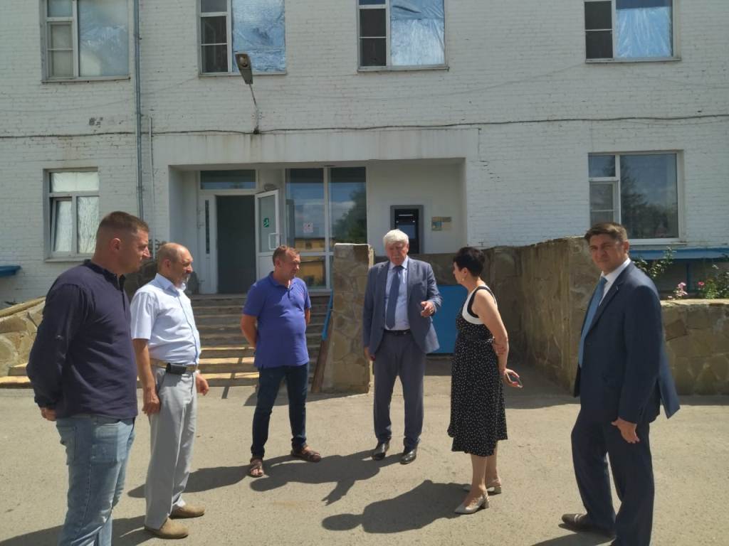 Вячеслав Василенко ознакомился с ходом капитального ремонта больницы в Милютинском районе