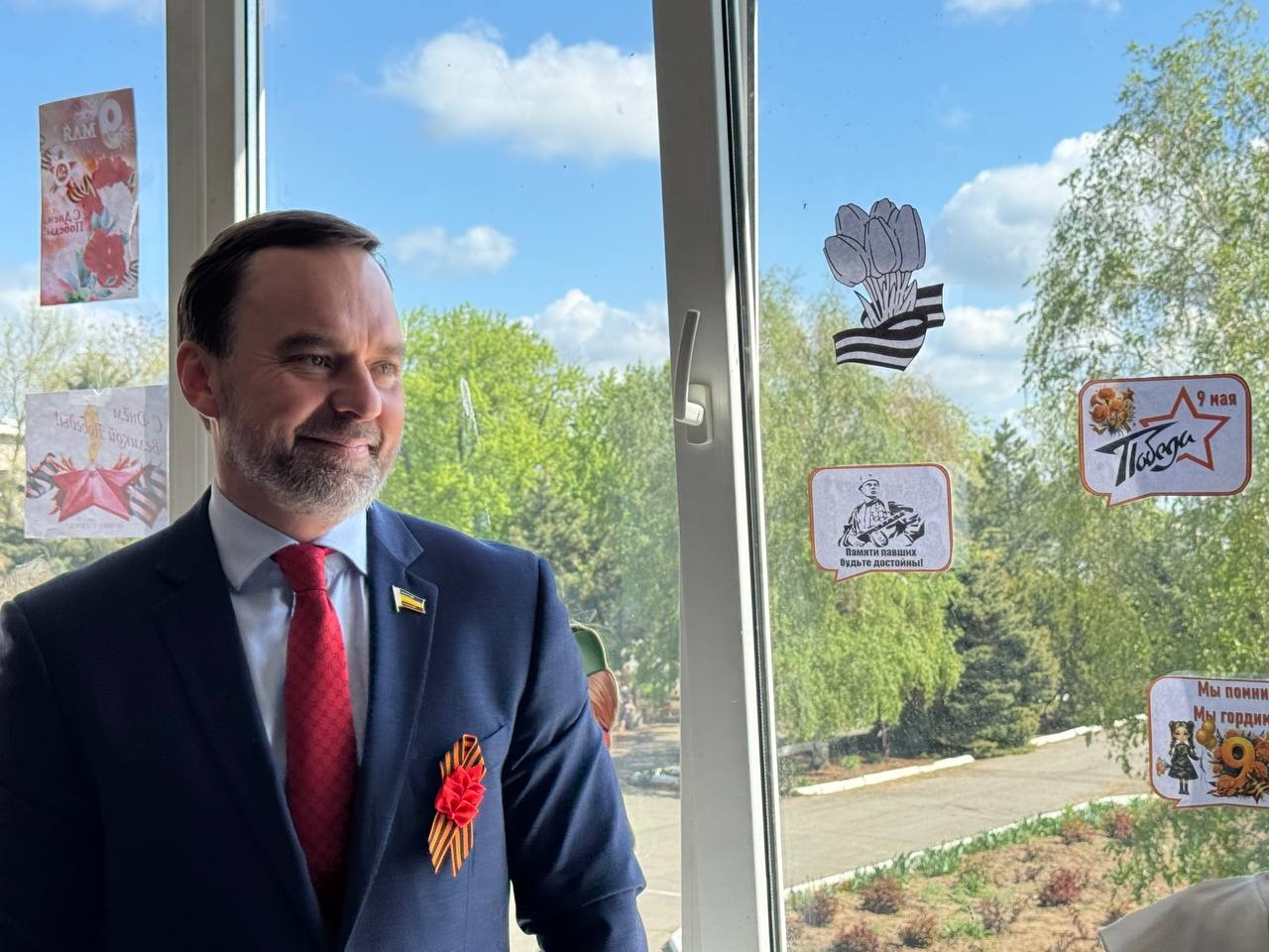 Александр Ремета принял участие в акции «Окна Победы» в Мартыновском районе 