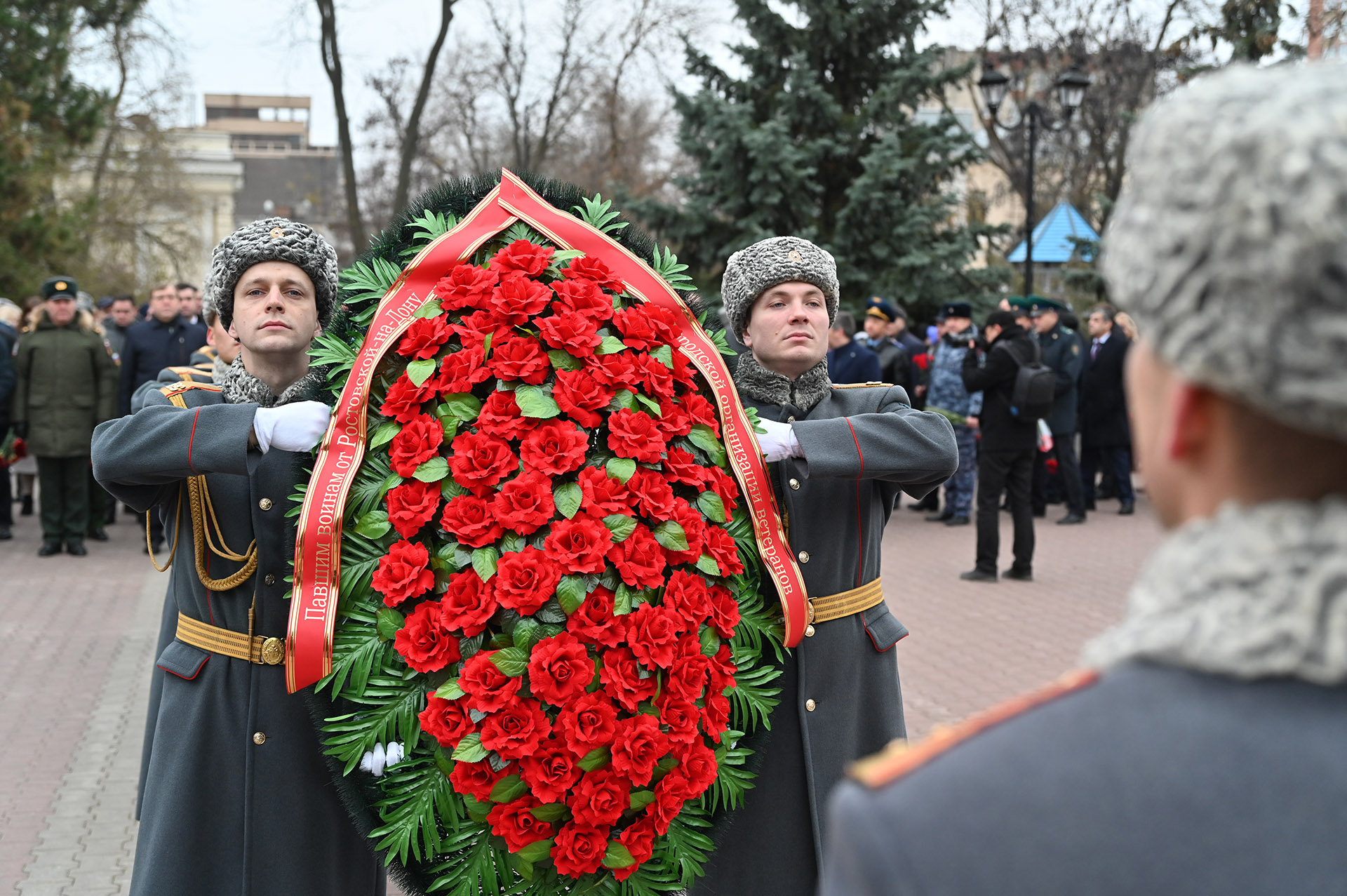 Возложение венков и цветов к мемориалу «Павшим воинам» в сквере имени Фрунзе