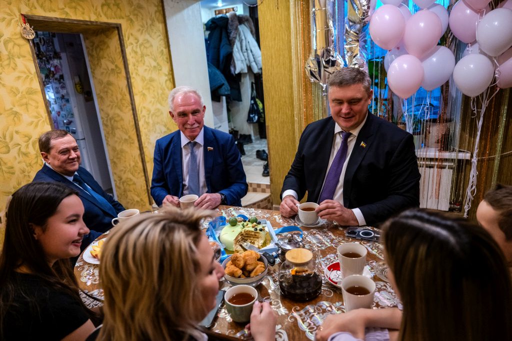 Игорь Бураков поздравил с Днем защитника Отечества семью погибшего героя