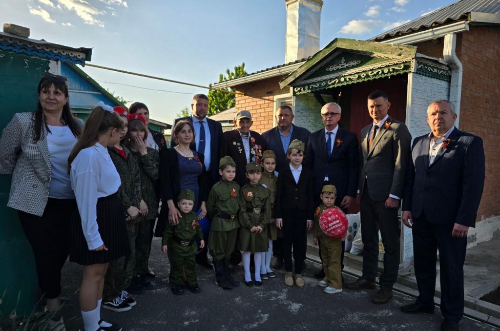 Борис Аксенов поздравил ветерана с Днем Победы 