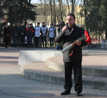 Арутюн Сурмалян принял участие в торжественной церемонии возложения венков к памятнику воинам 56-й армии 