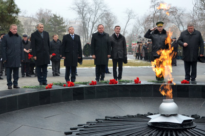 Депутаты Донского парламента почтили память освободителей Ростова