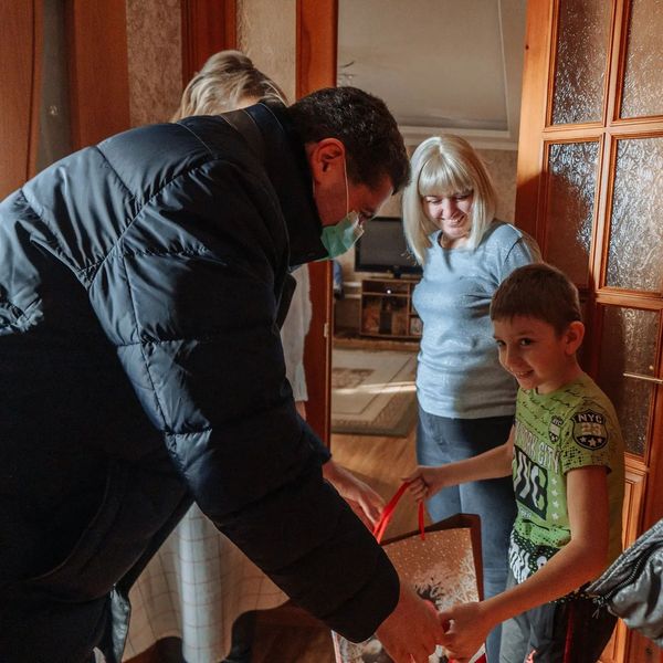 Саркис Гогорян поздравил особенных детей и многодетные семьи с наступающим Новым годом