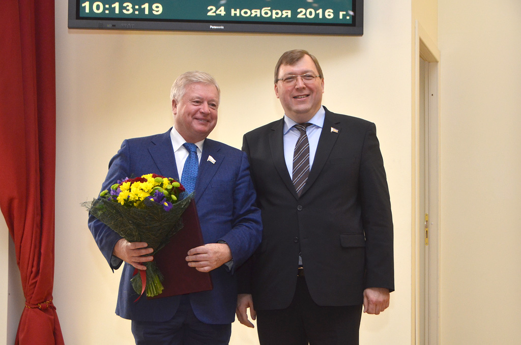 37-е заседание ЗСРО: Александр Ищенко вручил поощрения Законодательного Собрания Ростовской области 37-е заседание ЗСРО: Александр Ищенко вручил поощрения Законодательного Собрания Ростовской области