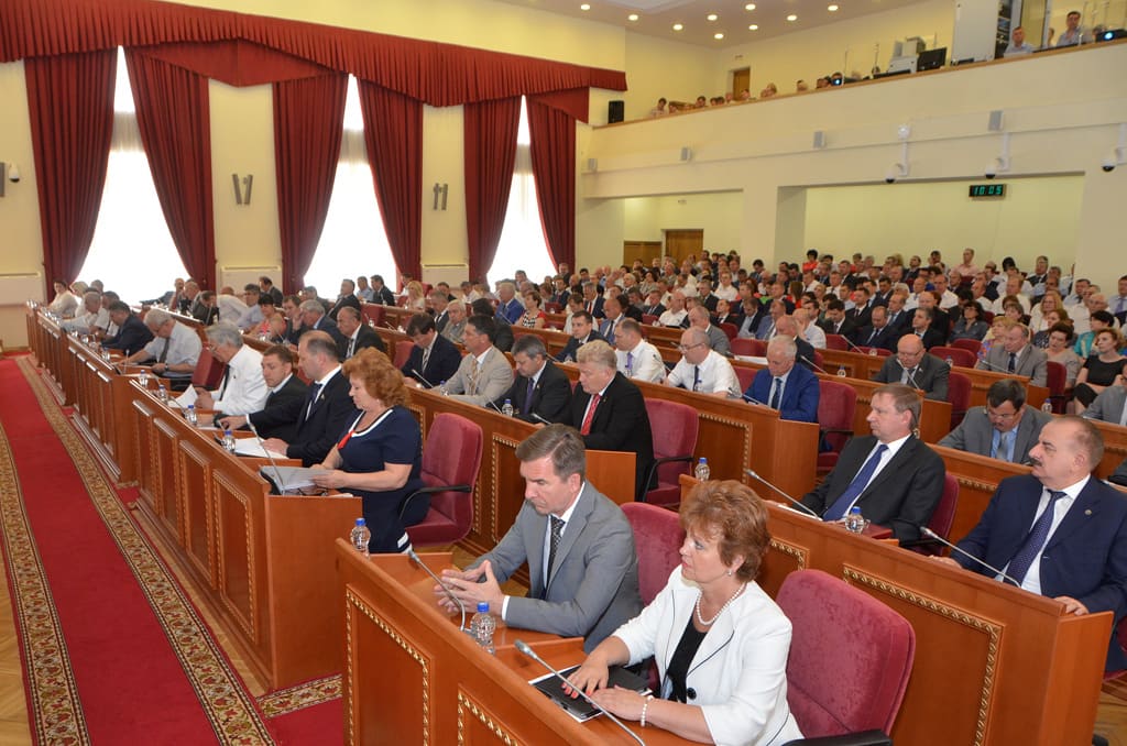 32-е заседание ЗСРО: Владимиру Федоровичу Чубу присвоено звание «Почетный гражданин Ростовской области» 32-е заседание ЗСРО: Владимиру Федоровичу Чубу присвоено звание «Почетный гражданин Ростовской области»