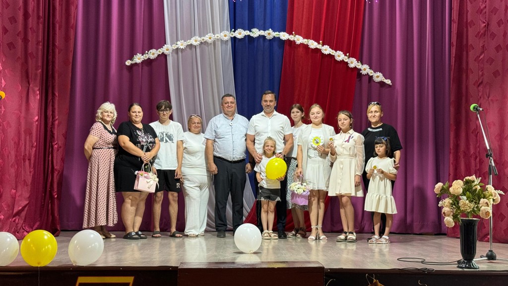 Александр Ремета поздравил семьи Верхнесоленовского сельского поселения с Днем семьи, любви и верности