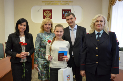 В Законодательном Собрании Ростовской области вручили паспорта лучшим ученикам ростовских школ