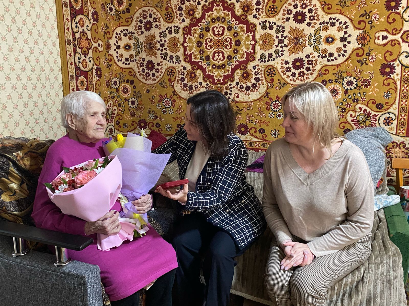 Анна Андреева в честь 80-летия Победы вручила юбилейную медаль труженице тыла из Аксайского района