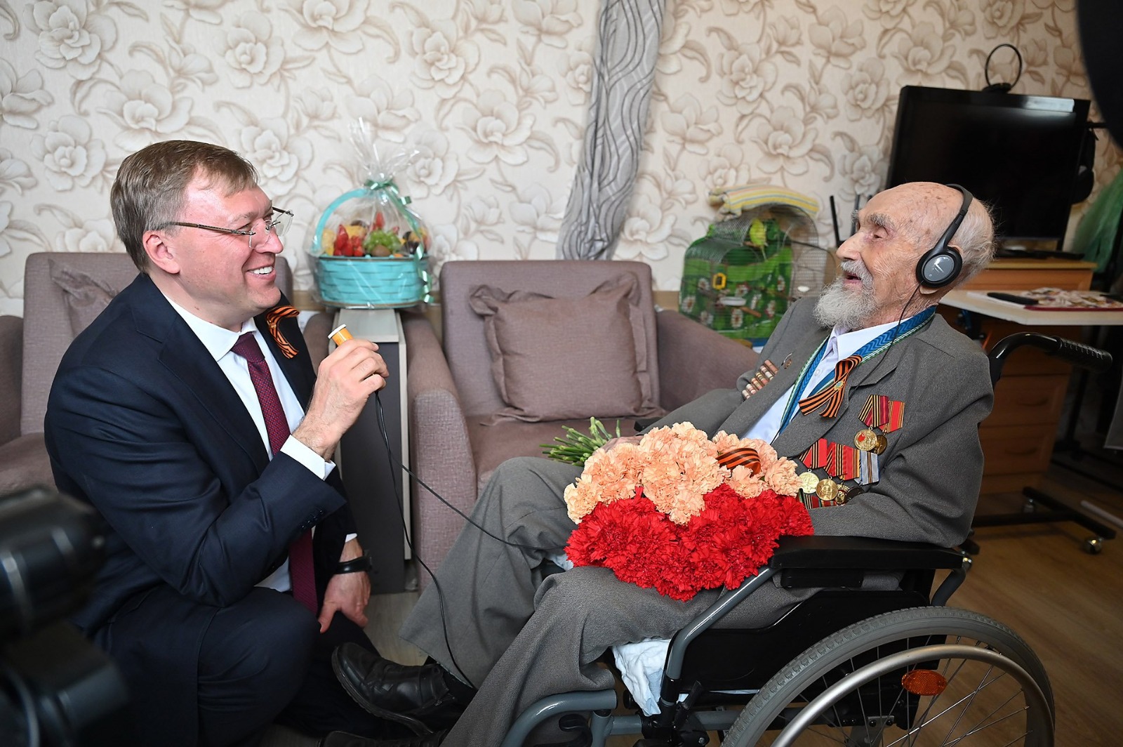 Александр Ищенко поздравил с Днем Победы 106-летнего ветерана Великой Отечественной войны Ивана Илларионовича Дерябина
