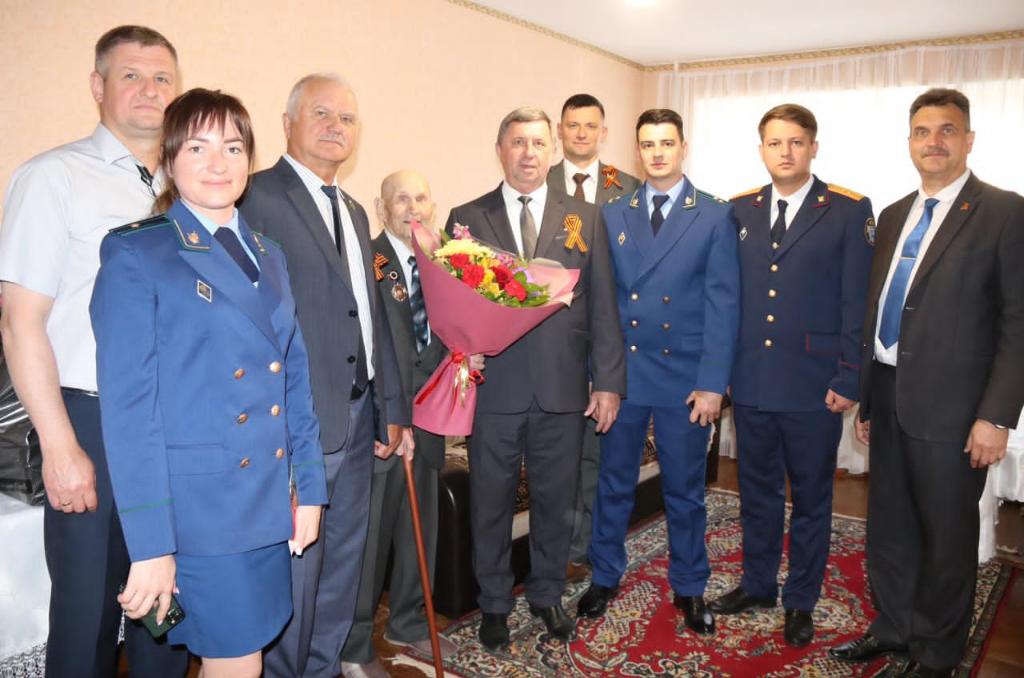 Борис Аксенов поздравил ветеранов Великой Отечественной войны из Сальского района с Днем Победы 