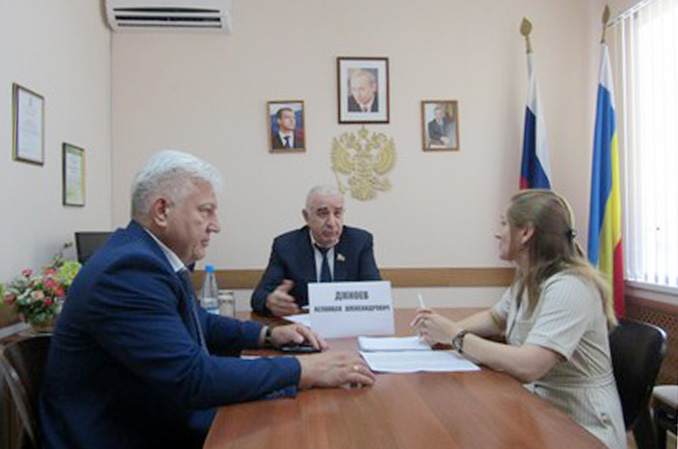 Депутат Асланбек Джиоев провел прием граждан в Матвеево-Курганском районе