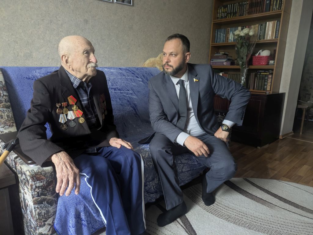 Дмитрий Суворов поздравил ветерана Великой Отечественной войны с 80-летием Победы 