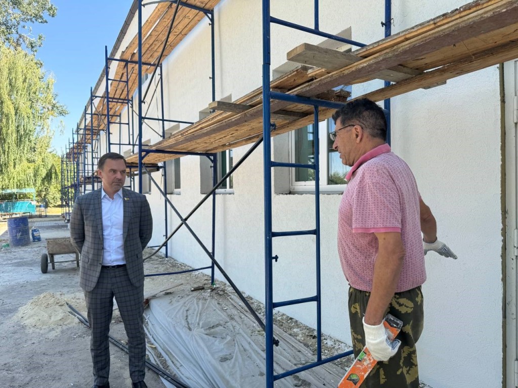 Александр Ремета проинспектировал ход работ капитального ремонта СРО в Семикаракорском районе