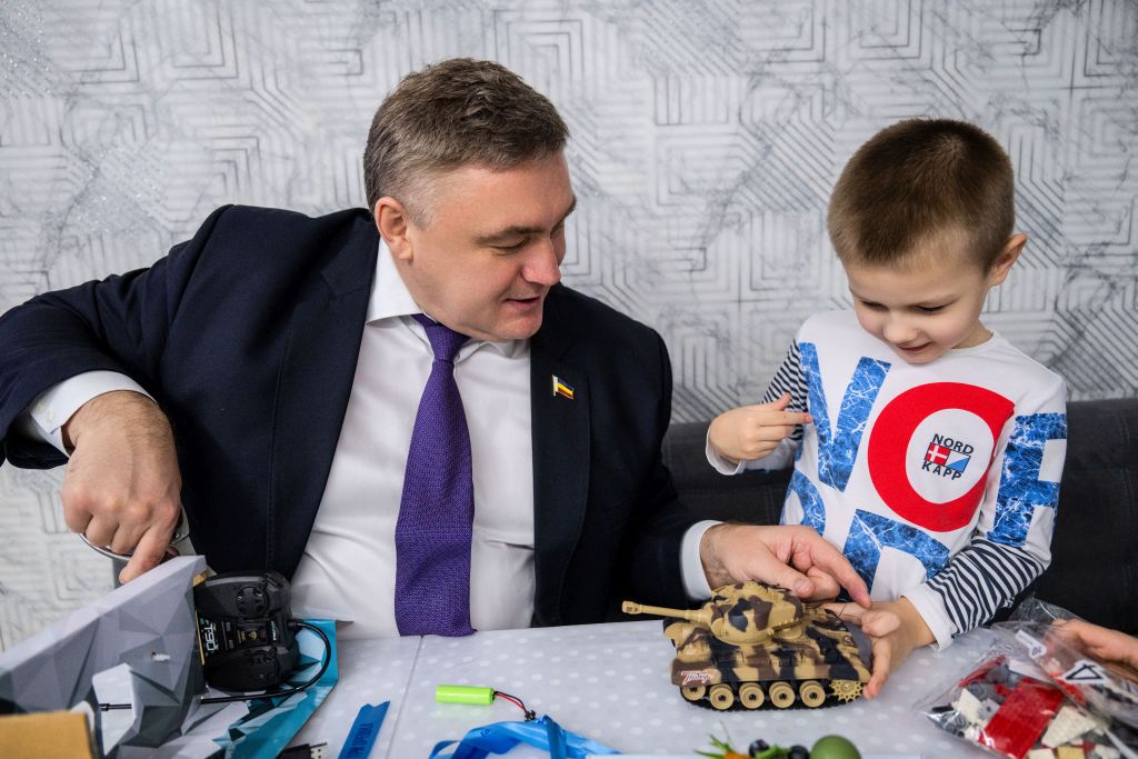 Игорь Бураков поздравил с Днем защитника Отечества семью ветерана боевых действий