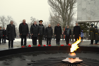 Депутаты Донского парламента почтили память погибших при освобождении Ростова от немецких захватчиков