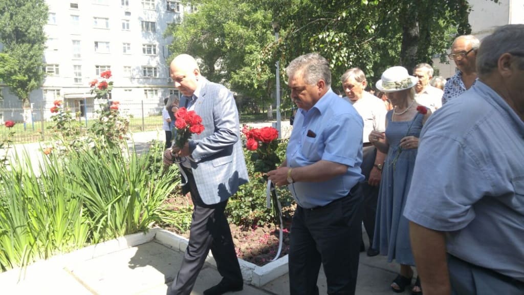 Владимир Сакеллариус принял участие в церемонии возложения цветов к памятнику курсантов