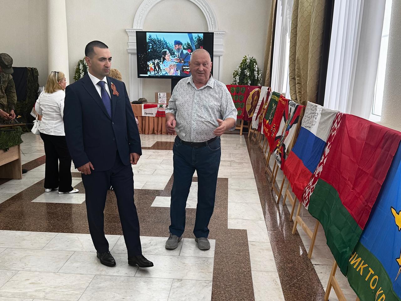 Владимир Срабонянц посетил в Октябрьском районе выставку маскировочных сетей