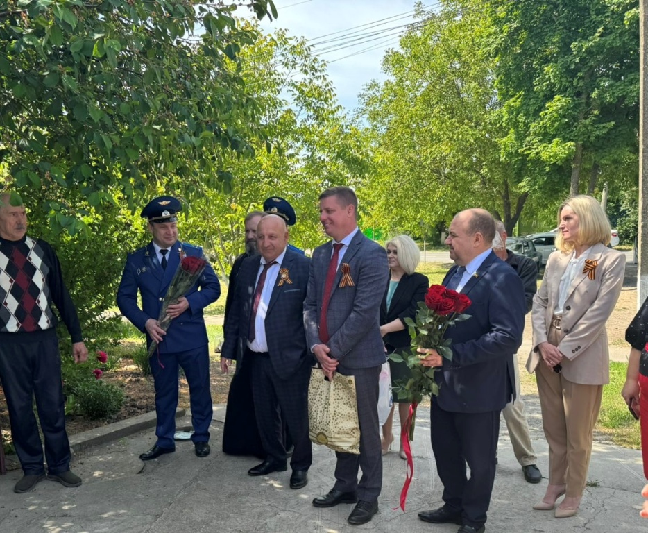 Валерий Завгородний поздравил ветеранов с праздником Великой Победы 
