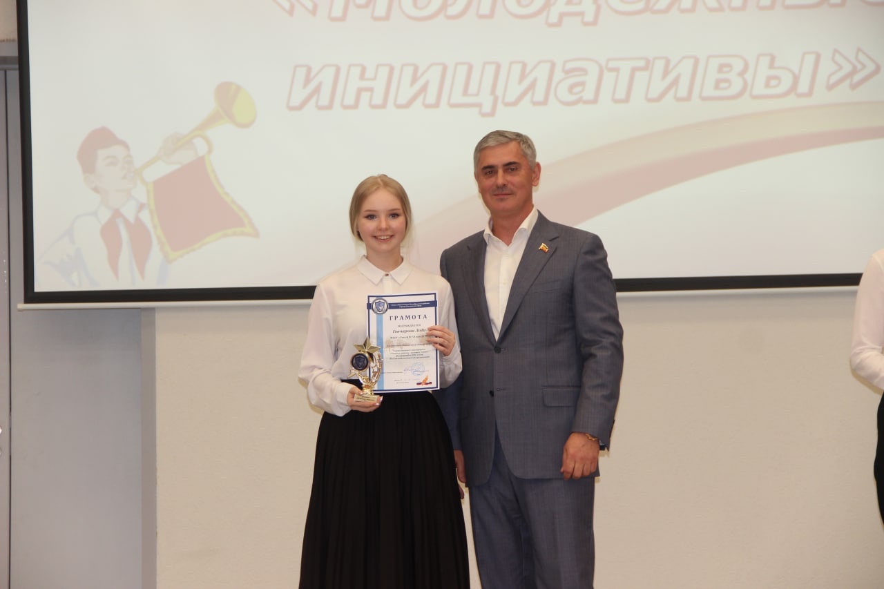 Ашот Хбликян наградил школьных лидеров Октябрьского района