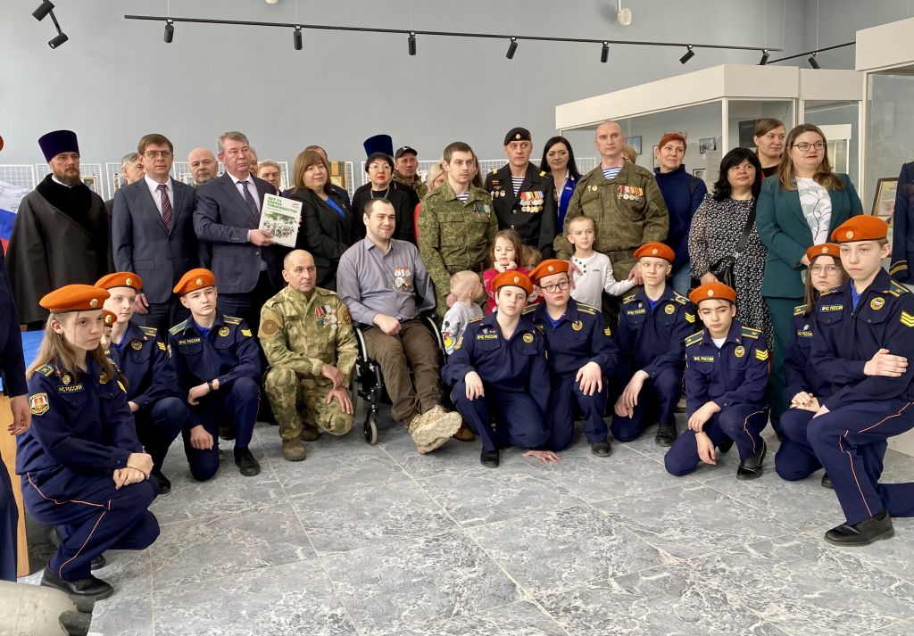 В Батайске открылась выставка, посвященная специальной военной операции