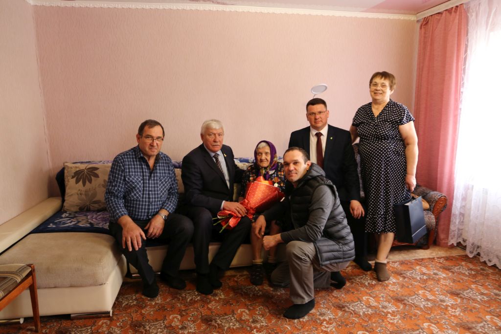 Вячеслав Василенко вручил юбилейную медаль в честь 80-летия Победы труженице тыла из Кашарского района
