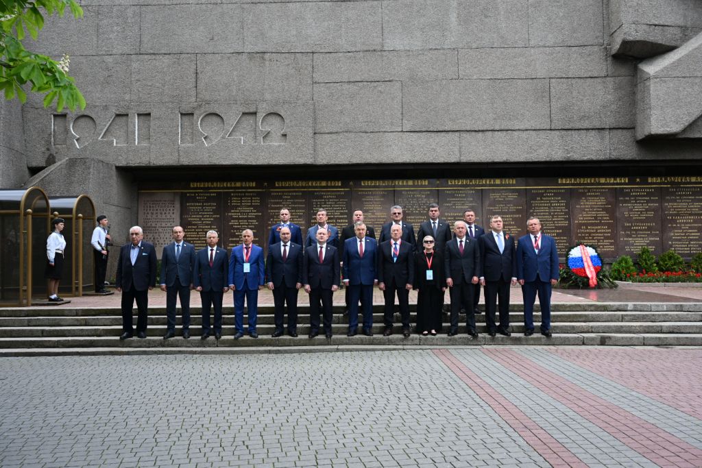 44-я Конференция ЮРПА: Руководители парламентских делегаций почтили память защитников Севастополя в годы Великой Отечественной войны