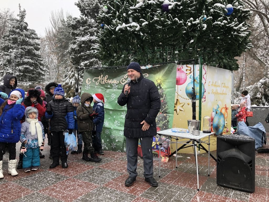 Александр Скрябин принял участие в торжественном открытии новогодней елки в Пролетарском районе