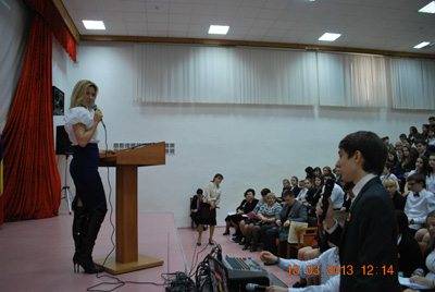   Депутат Донского парламента Ирина Загоруйко провела открытые уроки для учащихся Каменска и Донецка