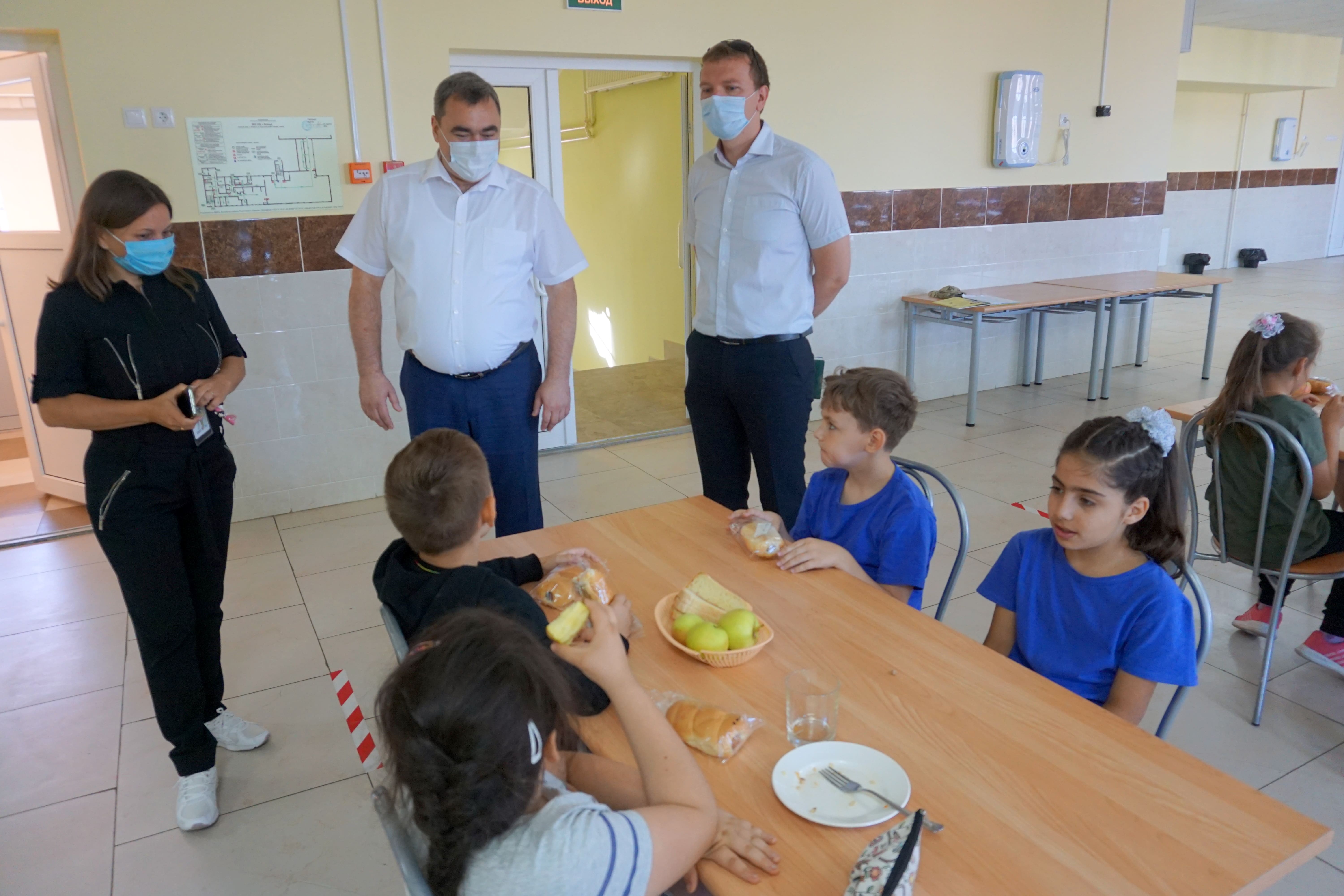 Сергей Рожков проверил на соблюдение требований Роспотребнадзора организацию питания школьников в поселке Янтарный