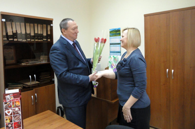 Депутат Игорь Пакус поздравил азовчанок с Международным женским Днем 8 марта