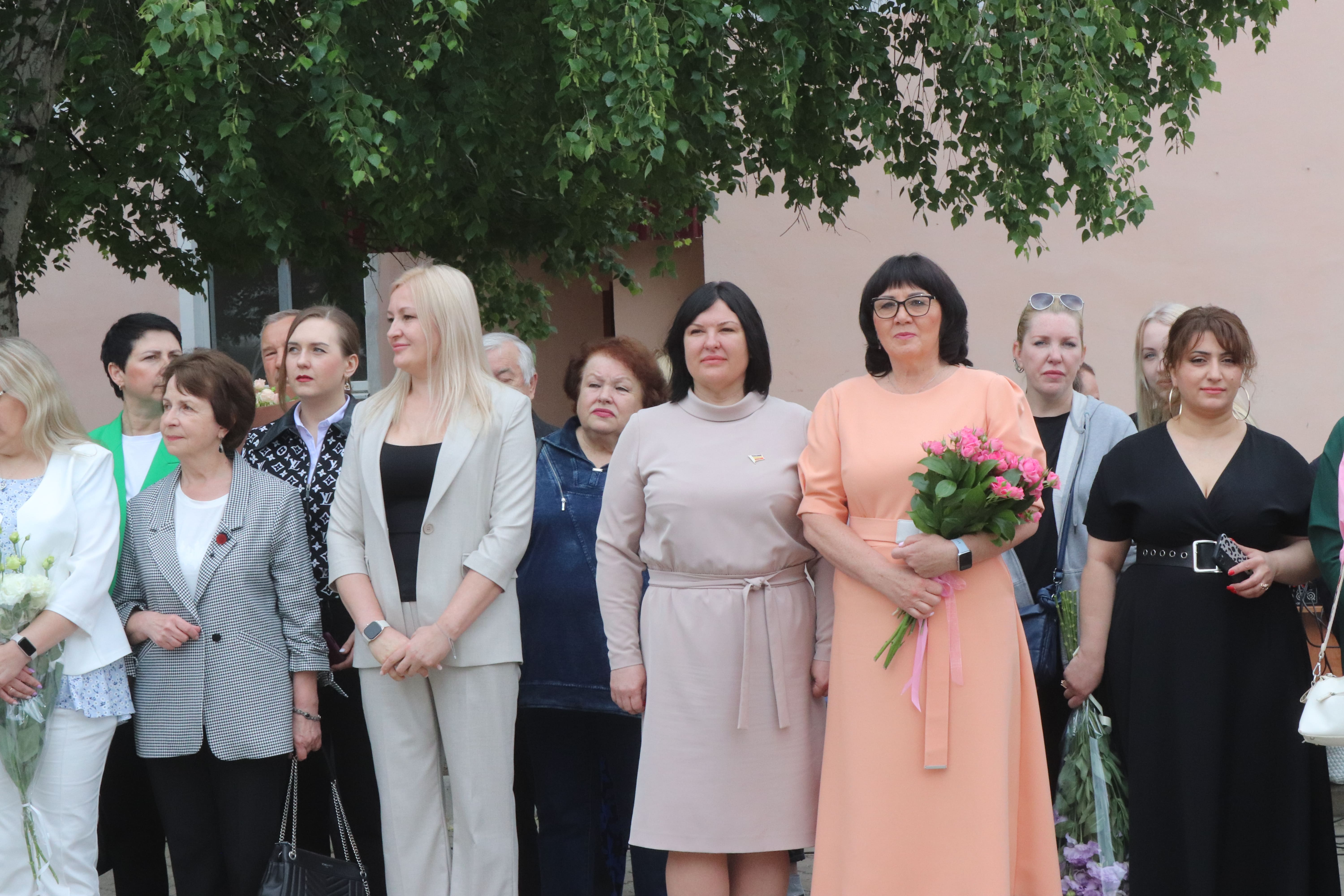 В городе Шахты Ирина Жукова посетила торжественные линейки, посвященные окончанию учебного года 