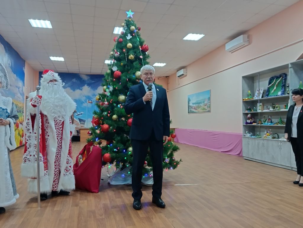 Вячеслав Василенко исполнил новогоднее желание юной жительницы Миллерово