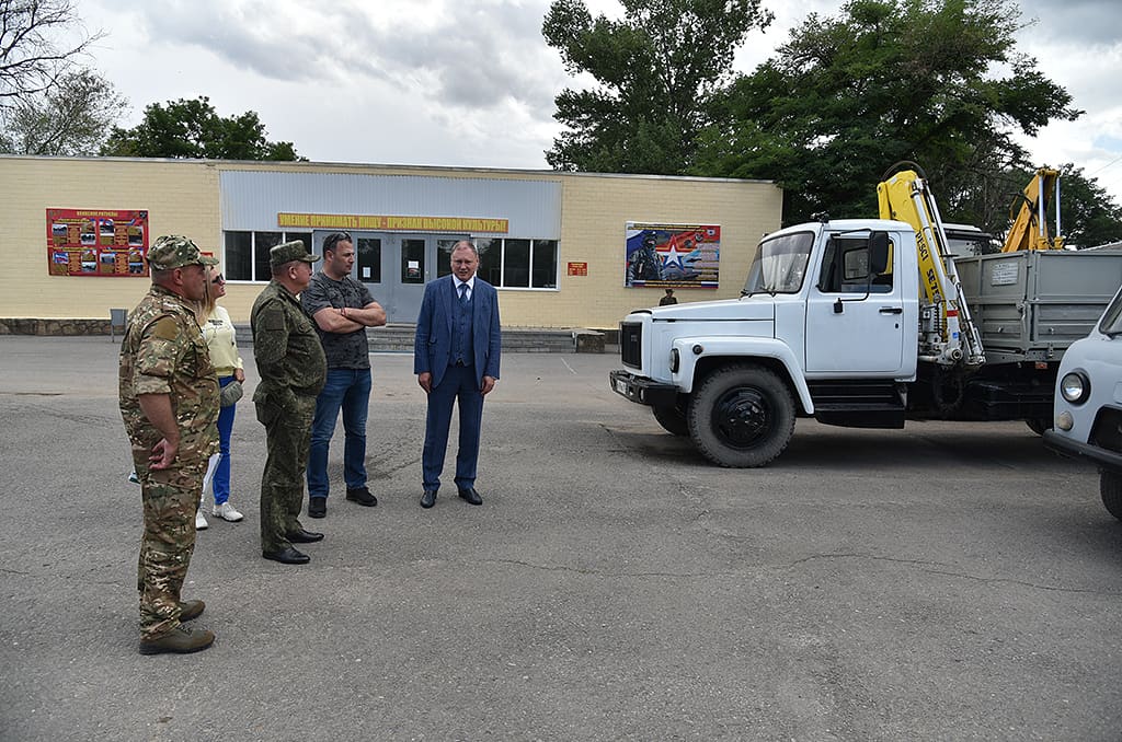Депутаты фракции «Единая Россия» передали гвардейской инженерной бригаде 11 автотранспортных средств