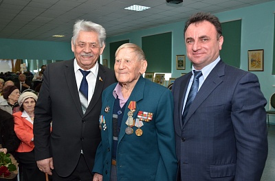 Николай Шевченко и Арутюн Сурмалян вручили медали ветеранам Великой Отечественной Войны
