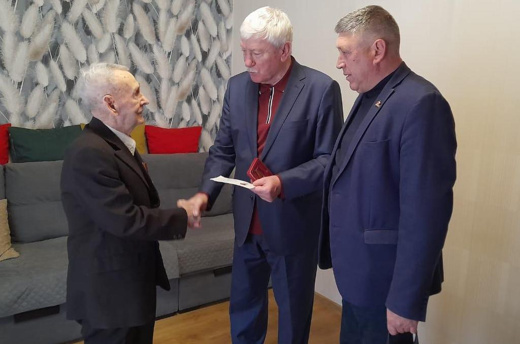 Вячеслав Василенко в честь 80-летия Победы вручил юбилейную медаль труженику тыла 