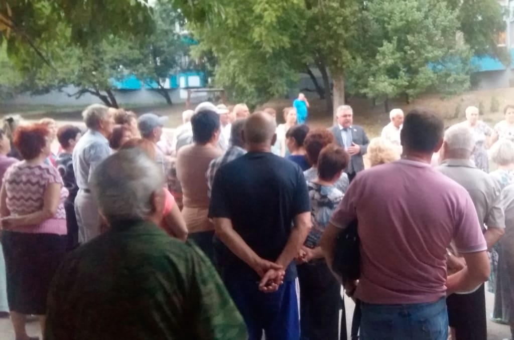Депутат Владимир Сакеллариус встретился с жителями многоквартирного дома на улице Королёва
