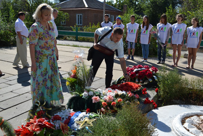 Депутат Максим Гелас почтил память память павших в Гражданской и Великой Отечественной войнах