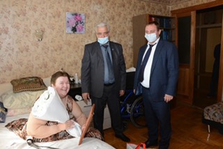 Депутат Павел Бережной в День пожилых людей поздравил двух  ростовчанок