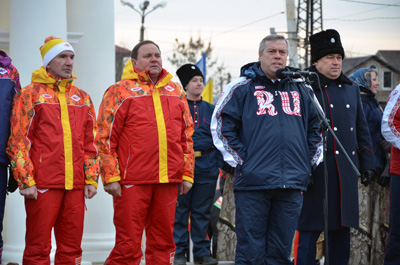 Виктор Дерябкин принял участие во встрече эстафеты Олимпийского огня на Дону