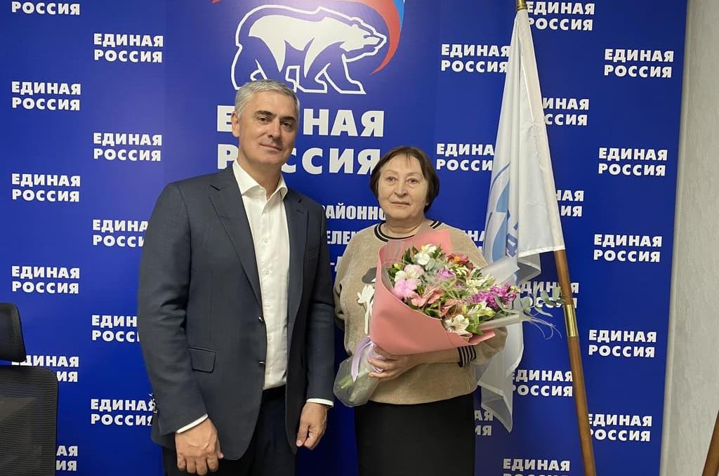Ашот Хбликян поздравил трудовую династию Сохненко с Днем весны и труда 