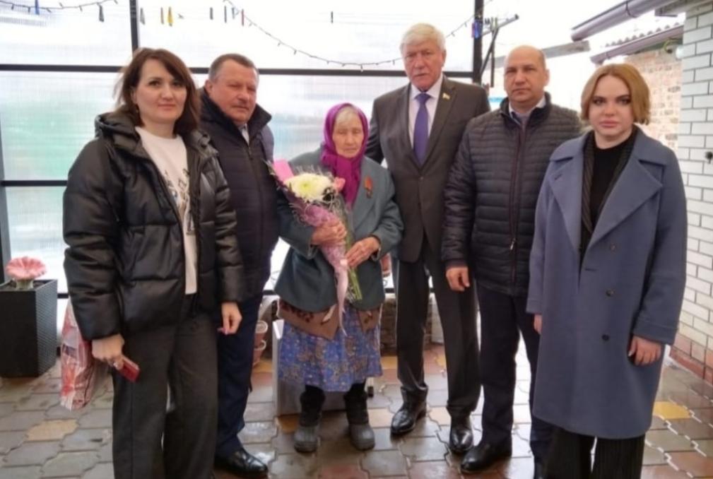 Вячеслав Василенко вручил юбилейные медали в честь 80-летия Победы в Великой Отечественной войне