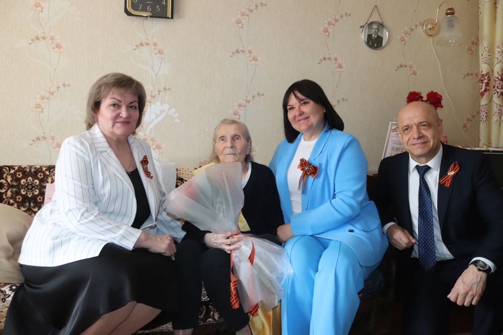 Ирина Жукова вручила ветерану Великой Отечественной войны Надежде Шайдюк знак «Почетный гражданин города Шахты»