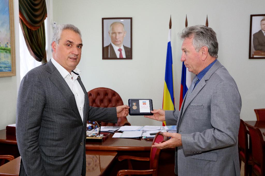 Виктору Халыну вручена памятная медаль в честь 70-летия Волгодонска