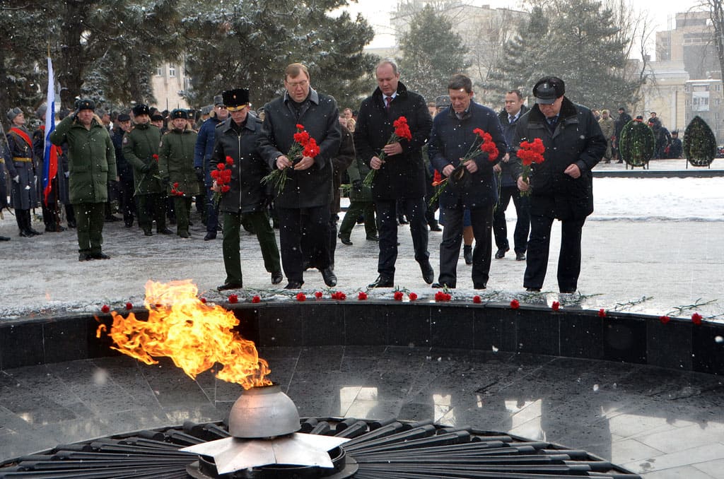 День памяти донского. День памяти погибших к освобождению РОСТО. Венки воинам павшим при освобождении фото. Танцевал на мемориале в Донском.