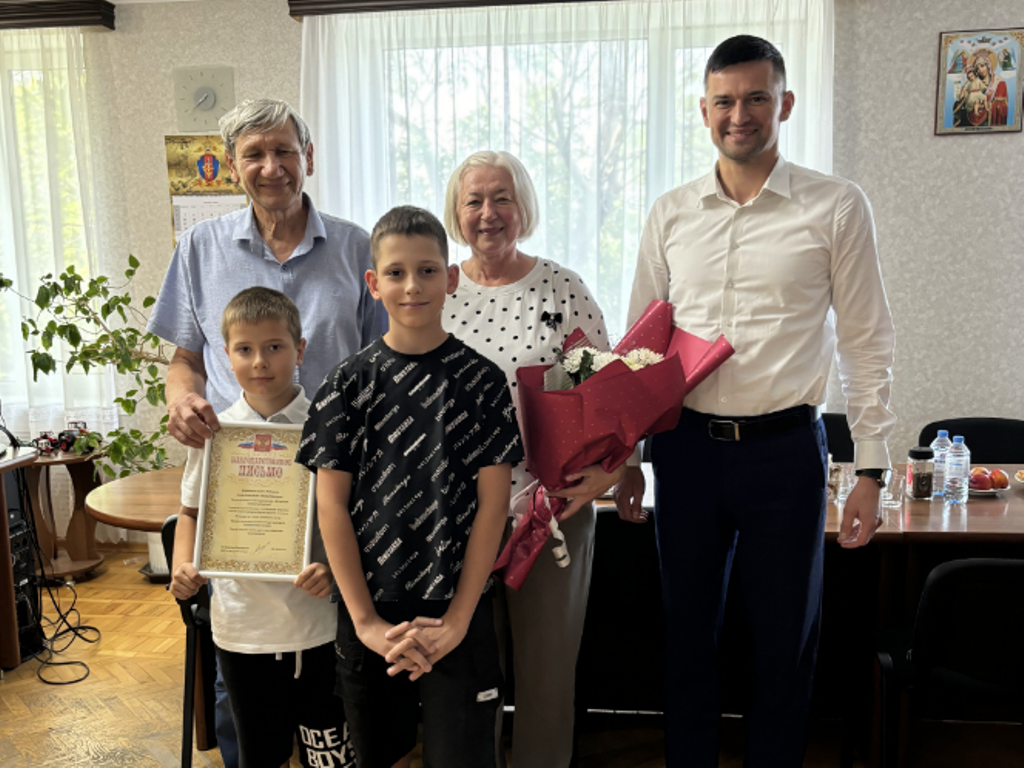 Борис Аксенов вручил награды в честь Дня семьи, любви и верности