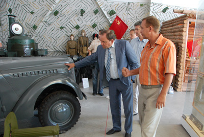 Председатель Донского парламента Виктор Дерябкин посетил Таганрогский военно-исторический музей