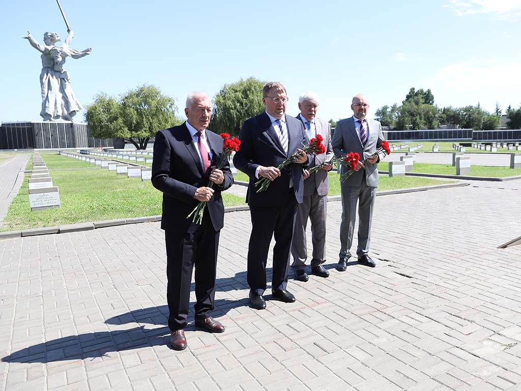 Александр Ищенко возложил цветы к памятному знаку жителям Ростовской области, защищавшим Сталинград
